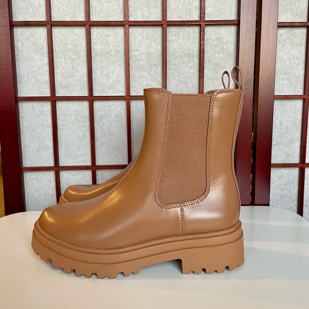 Never worn Light Brown Belle Chelsea Lug Boots Size 6